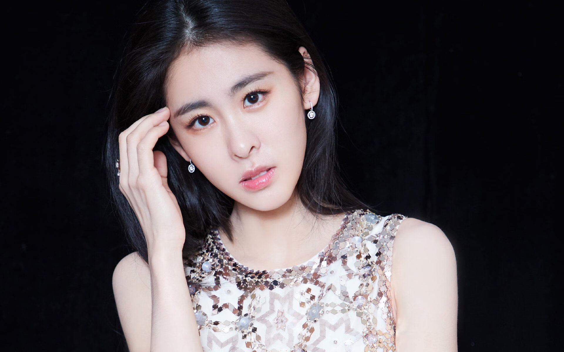 在与雷霆的大战中，他连续多次封堵对手破篮，包括多次阻止“空中飞人”的扣篮！